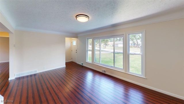 4528 S Frontenac Drive, Warrensville Heights, OH 44128