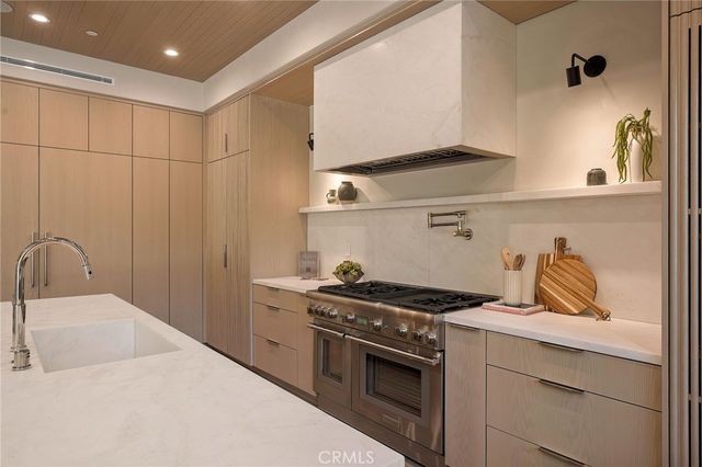 12113 Maxwellton Road, Studio City, CA 91604