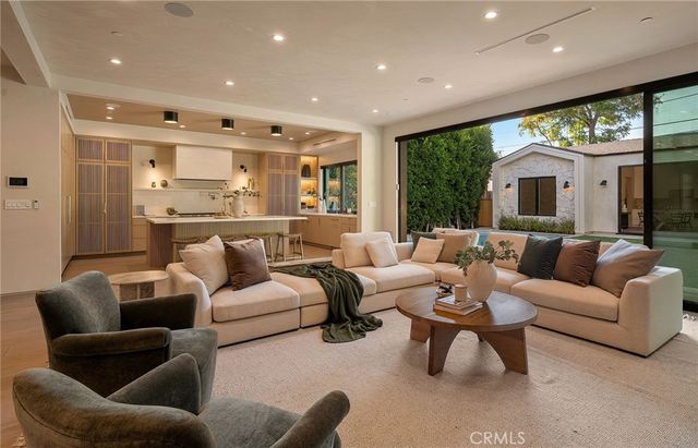 12113 Maxwellton Road, Studio City, CA 91604