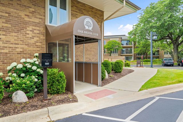 2 Oak Brook Club Drive C106, Oak Brook, IL 60523