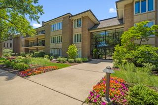 2 Oak Brook Club Drive C106, Oak Brook, IL 60523