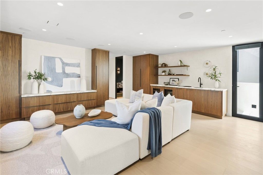 Image 19 of property listing at 503 J, Newport Beach, CA 92661