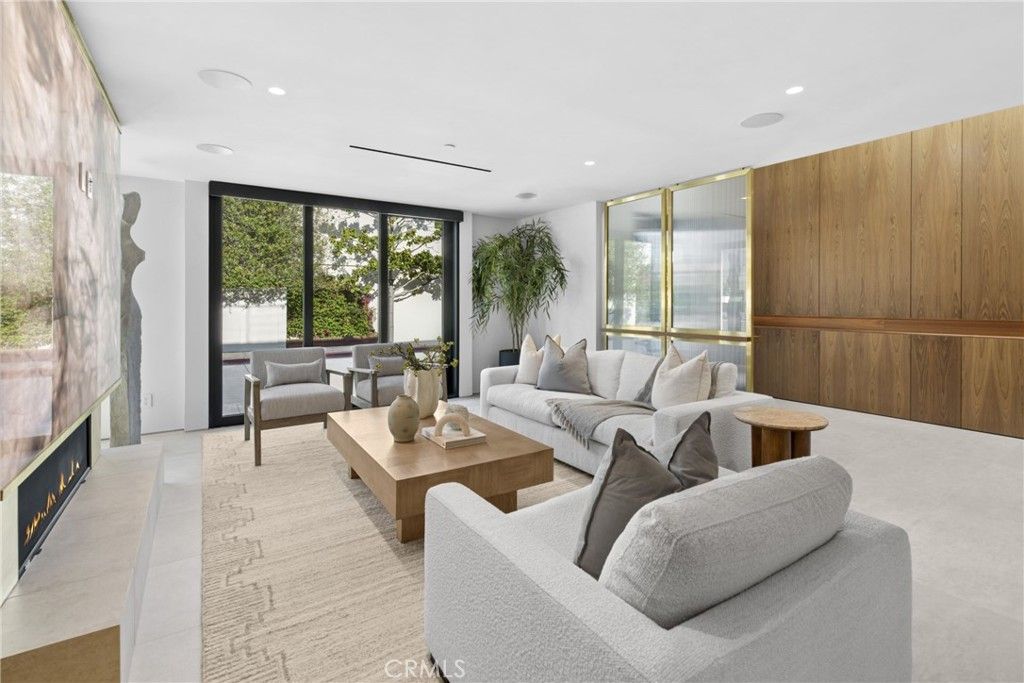 Image 3 of property listing at 503 J, Newport Beach, CA 92661
