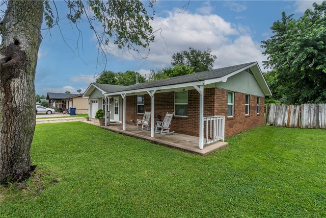1155 Jo Lynn Street, Siloam Springs, AR 72761