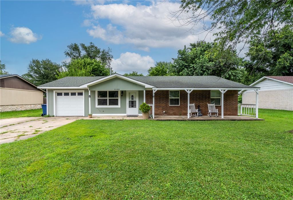 1155 Jo Lynn Street, Siloam Springs, AR 72761