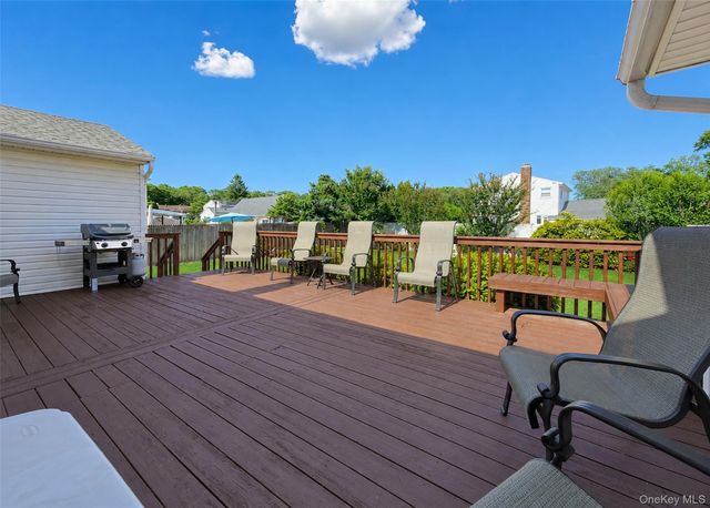 35 Avenue D, Holbrook, NY 11741