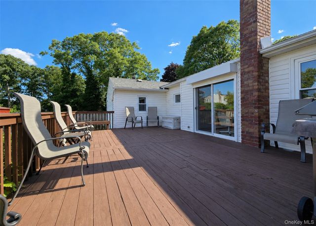 35 Avenue D, Holbrook, NY 11741