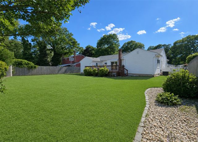35 Avenue D, Holbrook, NY 11741
