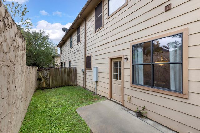 1898 Longmire Road 8, Conroe, TX 77304