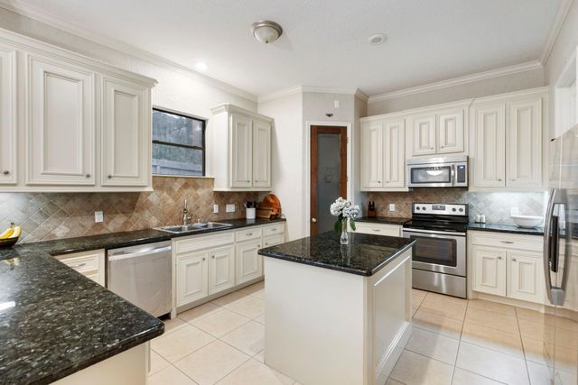 1898 Longmire Road 8, Conroe, TX 77304