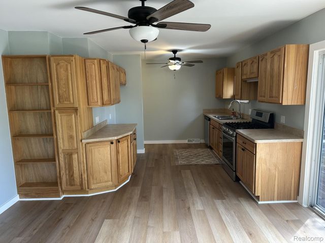 2184 E Schumacher Avenue, Burton, MI 48529