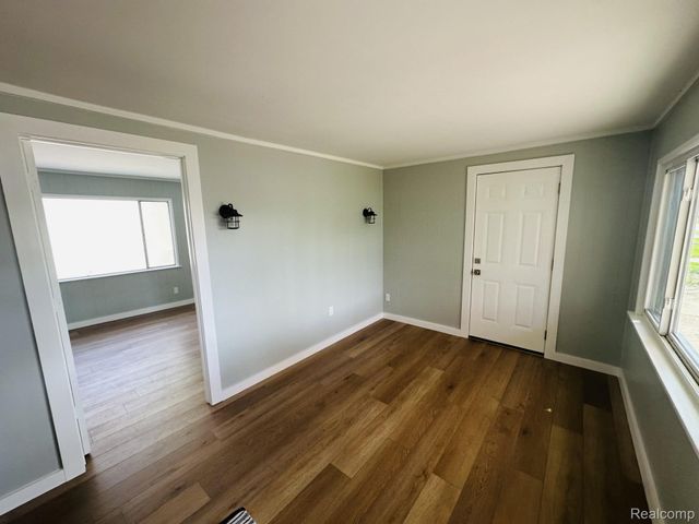 2184 E Schumacher Avenue, Burton, MI 48529