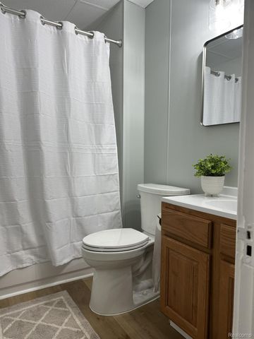 2184 E Schumacher Avenue, Burton, MI 48529