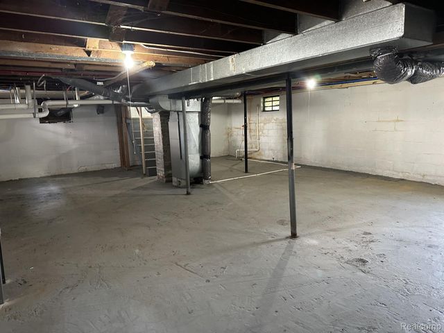 2184 E Schumacher Avenue, Burton, MI 48529
