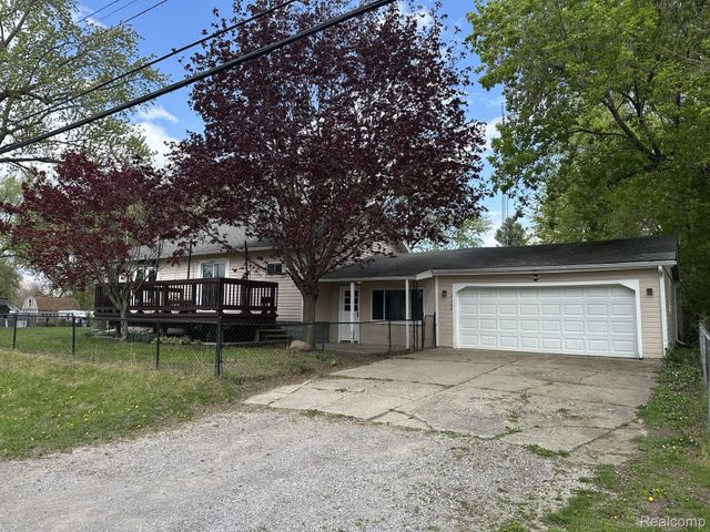 2184 E Schumacher Avenue, Burton, MI 48529