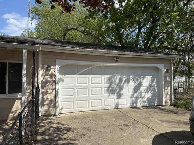 2184 E Schumacher Avenue, Burton, MI 48529