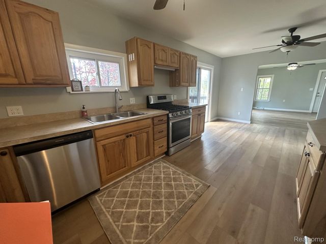 2184 E Schumacher Avenue, Burton, MI 48529