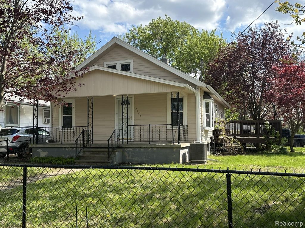 2184 E Schumacher Avenue, Burton, MI 48529