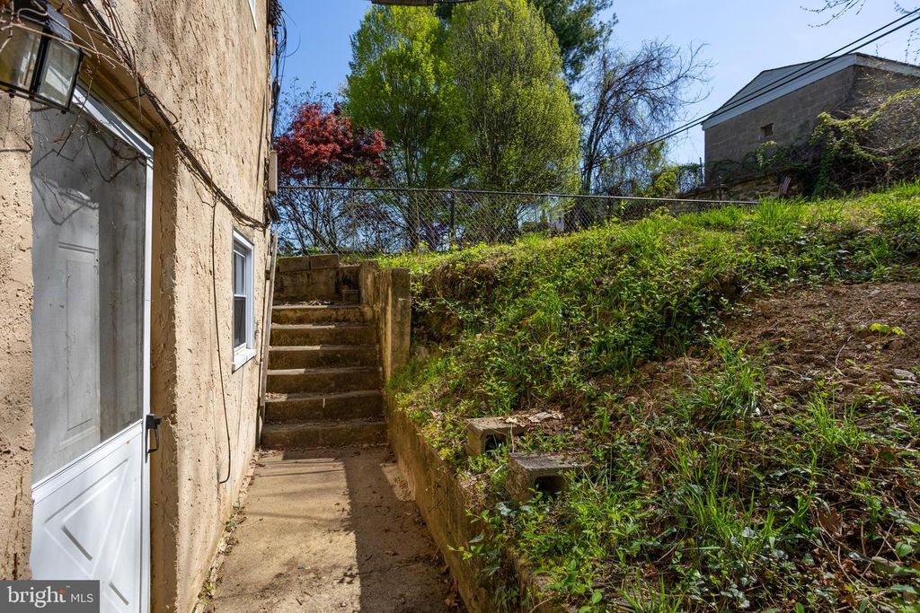 Image 4 of property listing at 365 HERMITAGE ST, Philadelphia, PA 19128