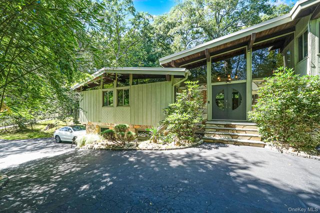 135 Oakside Drive, Smithtown, NY 11787