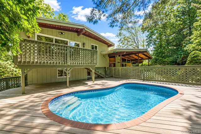 135 Oakside Drive, Smithtown, NY 11787