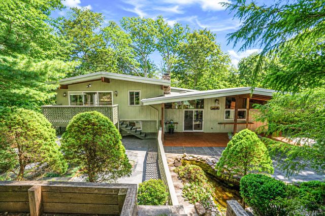 135 Oakside Drive, Smithtown, NY 11787