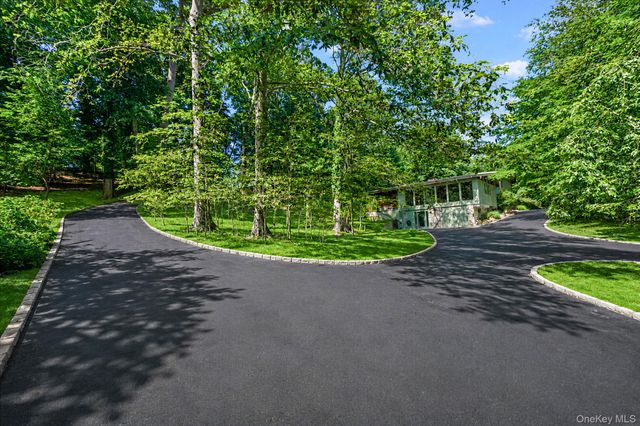 135 Oakside Drive, Smithtown, NY 11787