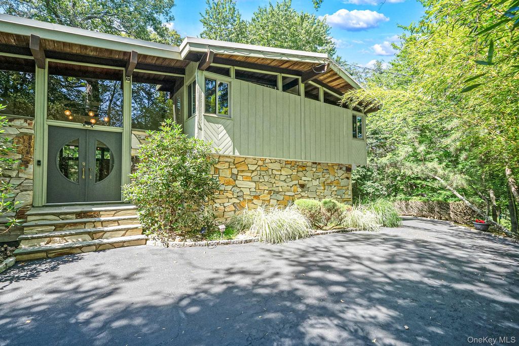 135 Oakside Drive, Smithtown, NY 11787