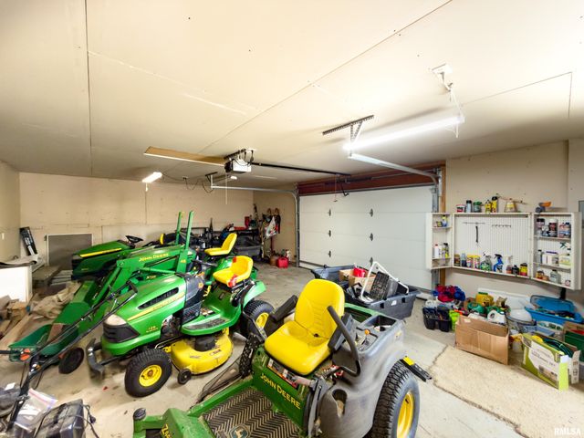 220 S PLEASANT HILL Road, East Peoria, IL 61611