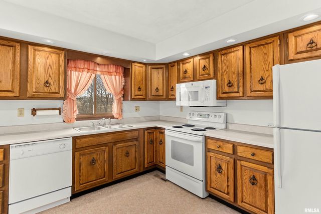 220 S PLEASANT HILL Road, East Peoria, IL 61611