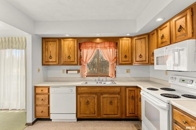 220 S PLEASANT HILL Road, East Peoria, IL 61611