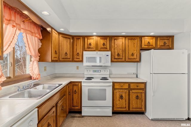 220 S PLEASANT HILL Road, East Peoria, IL 61611