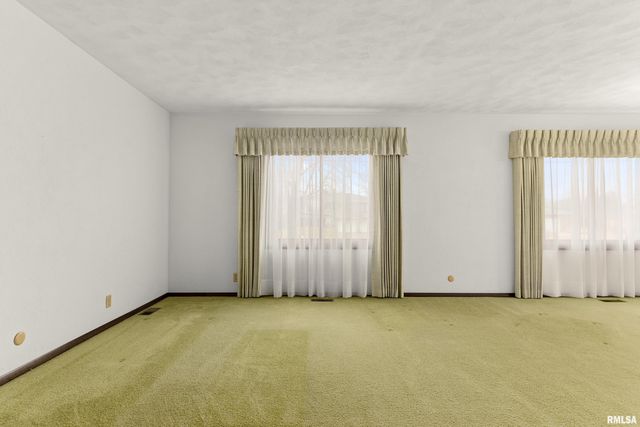 220 S PLEASANT HILL Road, East Peoria, IL 61611