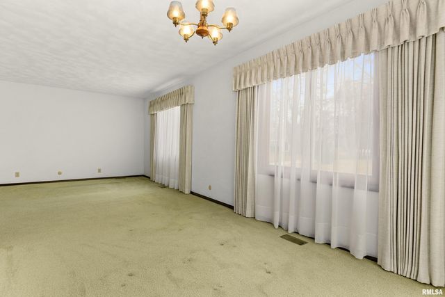 220 S PLEASANT HILL Road, East Peoria, IL 61611