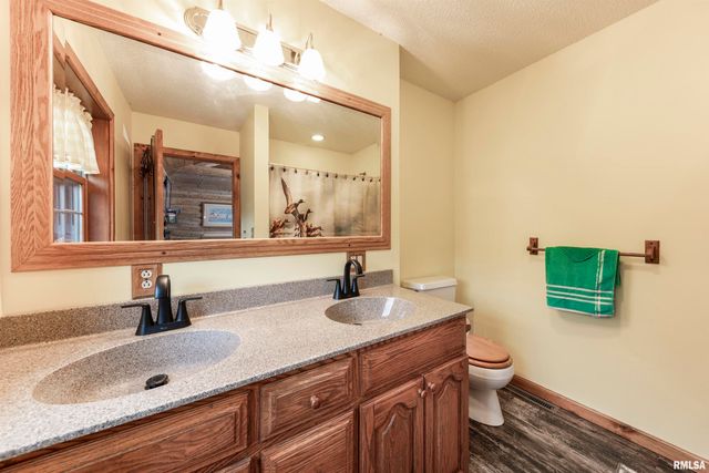 1066 County Road 1150 N Road, Henry, IL 61537