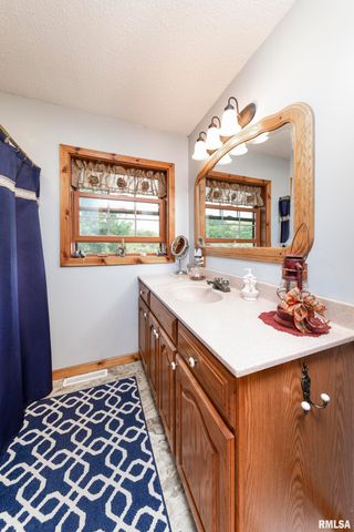 1066 County Road 1150 N Road, Henry, IL 61537