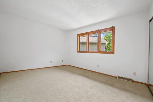 15661 W Ridge ROAD, New Berlin, WI 53151