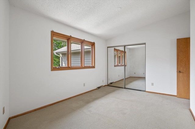 15661 W Ridge ROAD, New Berlin, WI 53151