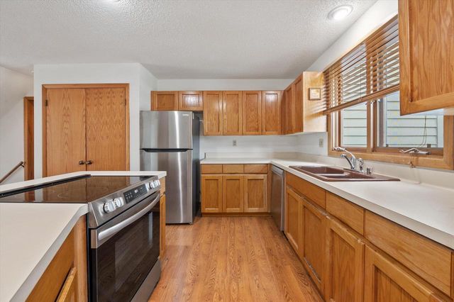 15661 W Ridge ROAD, New Berlin, WI 53151