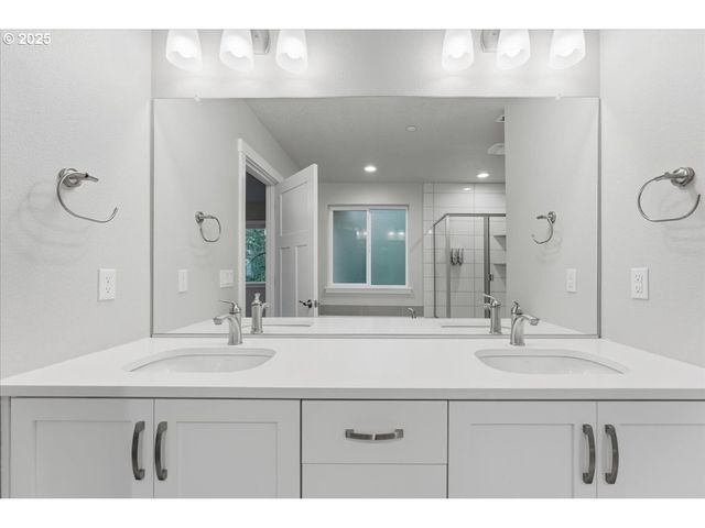 8565 Sw 176TH Ave, Beaverton, OR 97007