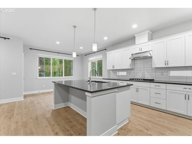 8565 Sw 176TH Ave, Beaverton, OR 97007