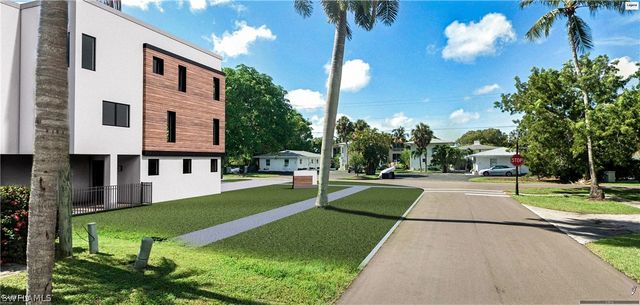 1525 Blue Point AVE, Naples, FL 34102