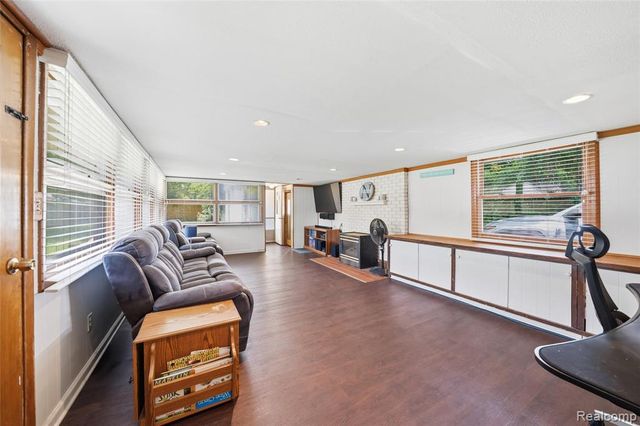918 Pine Tree Road, Lake Orion, MI 48362