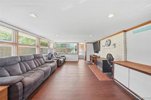 918 Pine Tree Road, Lake Orion, MI 48362