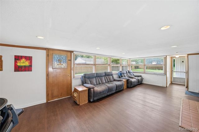 918 Pine Tree Road, Lake Orion, MI 48362