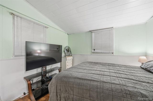918 Pine Tree Road, Lake Orion, MI 48362