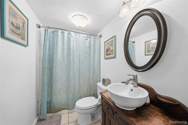 918 Pine Tree Road, Lake Orion, MI 48362