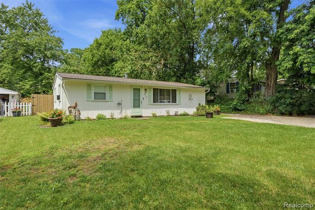 918 Pine Tree Road, Lake Orion, MI 48362