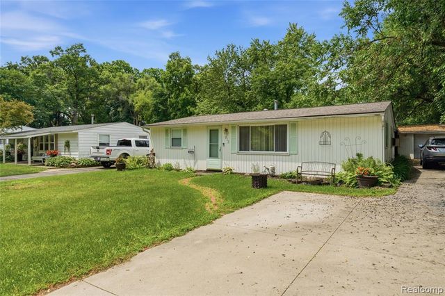918 Pine Tree Road, Lake Orion, MI 48362