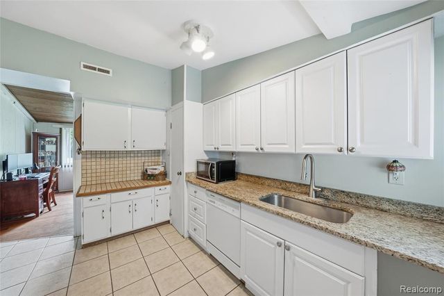 918 Pine Tree Road, Lake Orion, MI 48362